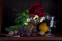 Klassieke setting van fruit, wijn en bloemen in donkere kast