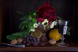 Klassieke setting van fruit, wijn en bloemen in donkere kast von Marion Moerland