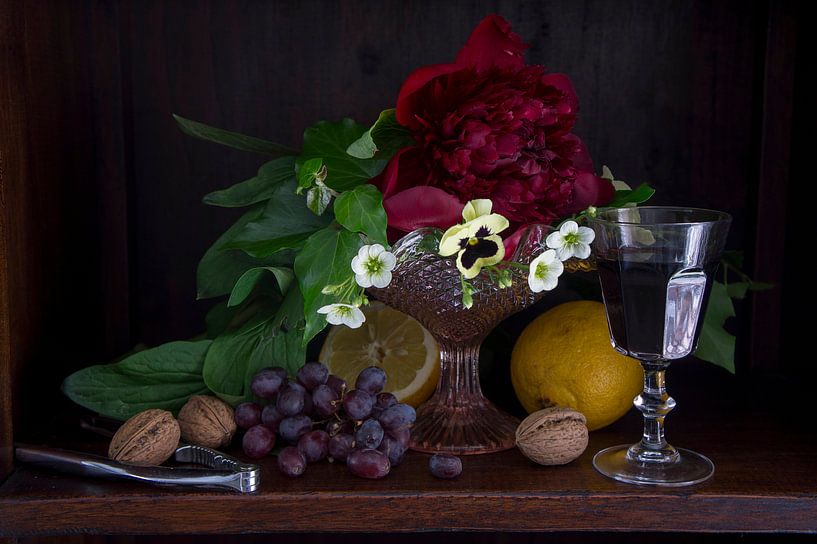 Klassieke setting van fruit, wijn en bloemen in donkere kast par Marion Moerland