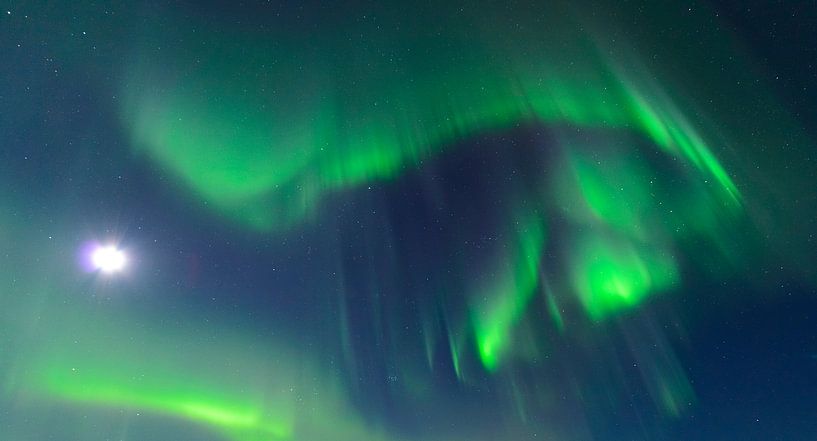 Noorderlicht, poollicht of Aurora Borealis in de nachtelijke hemel boven Noord Noorwegen van Sjoerd van der Wal Fotografie