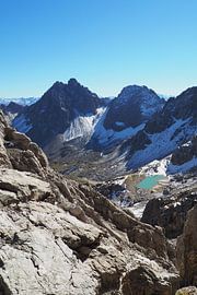 Kraft Tirols, wo alpine Weiten, Felsformationen und sanfte Bergwiesen eine kraftvolle, harmonische Landschaft formen.
