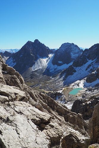 Kracht van Tirol, waar alpine uitgestrektheid, rotsformaties en glooiende bergweiden een krachtig, harmonieus landschap vormen.