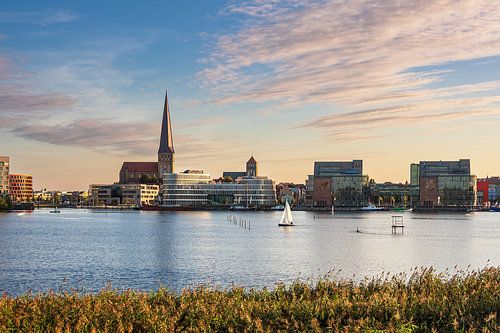 Uitzicht over de Warnow naar de Hanzestad Rostock in de avond