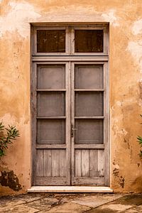 Mediterrane afbladderende houten deur van Dafne Vos