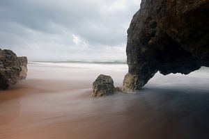 Elephants Rock mit einer langen Verschlusszeit in Portugal von Arjan Groot