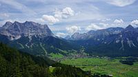 Blick auf die Zugspitze und Ehrwald, Tirol (Österreich) im Sommer von Kelly Alblas Miniaturansicht