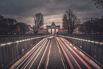 Light trails van het verkeer in Brussel met uitzicht op de triomfbogen van Daan Duvillier