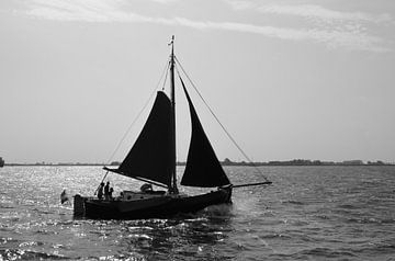 Zeilschip op een meer van Gerrit Harmen