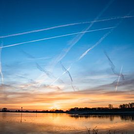 Spiegelung der Morgensonne im Niederrhein von Arjan Stunnenberg