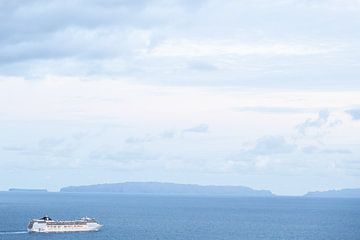 cruisschip vaart weg uit de haven van Funchal op Madeira van Eric van Nieuwland