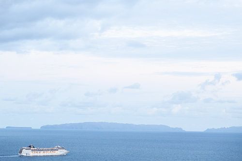 cruisschip vaart weg uit de haven van Funchal op Madeira