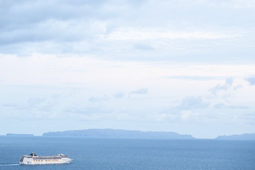 Un bateau de croisière quitte le port de Funchal, à Madère. par Eric van Nieuwland
