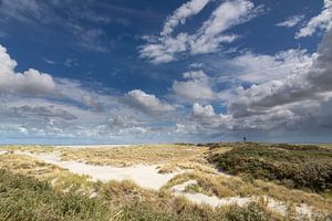 Duinen, zand, blauwe lucht en wolken op het Oerd op Ameland van Anja Brouwer Fotografie