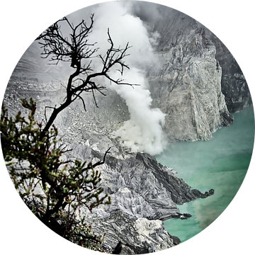 De grijze kliffen die uitkijken over het smaragdgroene meer