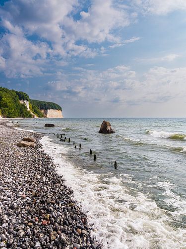 Roches de craie sur la côte de la mer Baltique sur l'île de Rügen sur Rico Ködder