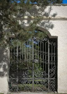 Porte ornée du jardin du château sur Sran Vld Fotografie