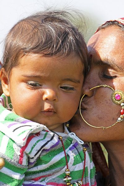 L'amour maternel en Inde par Cora Unk