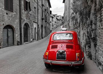 Alter roter Retro-Oldtimer auf einer italienischen Straße von Animaflora PicsStock