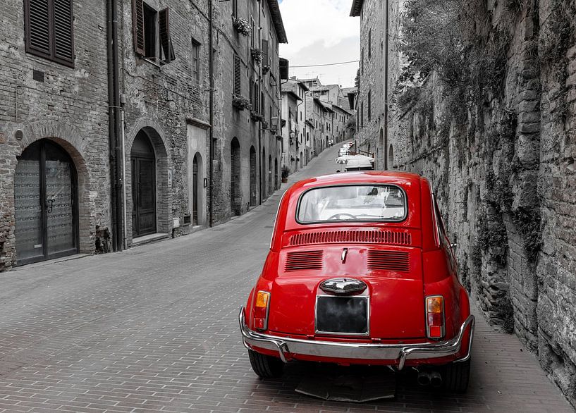 Alter roter Retro-Oldtimer auf einer italienischen Straße von Animaflora PicsStock
