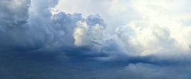 Licht und Dunkelheit – Dynamischer Wolkenbruch von The Glint Factory