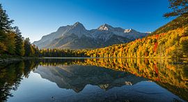 Herbstspiegelung am Bergsee – Symmetrische Naturidylle von ButterflyPix