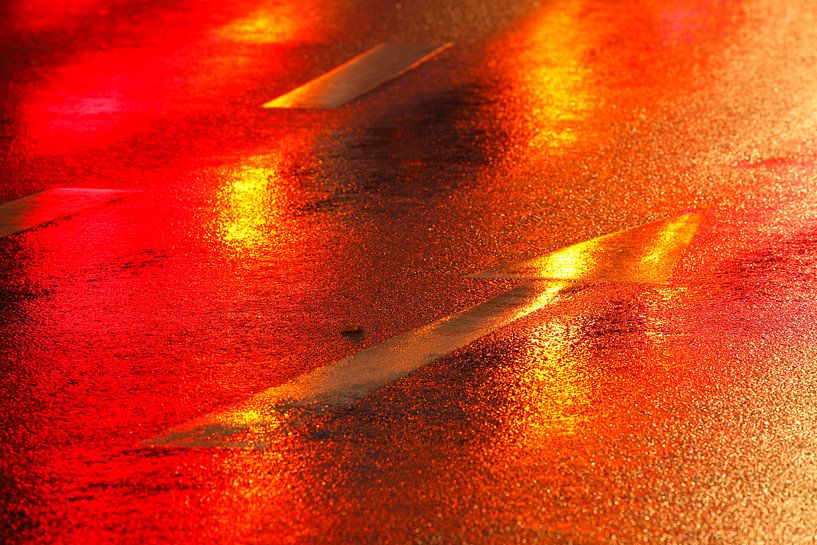 Roter Richtungspfeil im Regen von Torsten Krüger