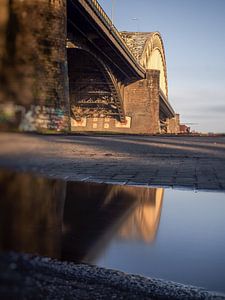 Spiegelbeeld Waalbrug van Lex Schulte