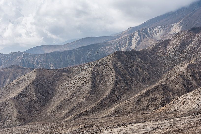 Bruin rotsachtig gebergte in de Himalaya | Nepal van Photolovers reisfotografie