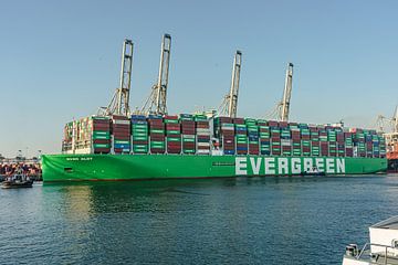 Containerschip Ever Alot van Evergreen. van Jaap van den Berg