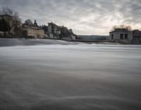 Langzeitbelichtung am Wasser zum Sonnenuntergang in Thüringen