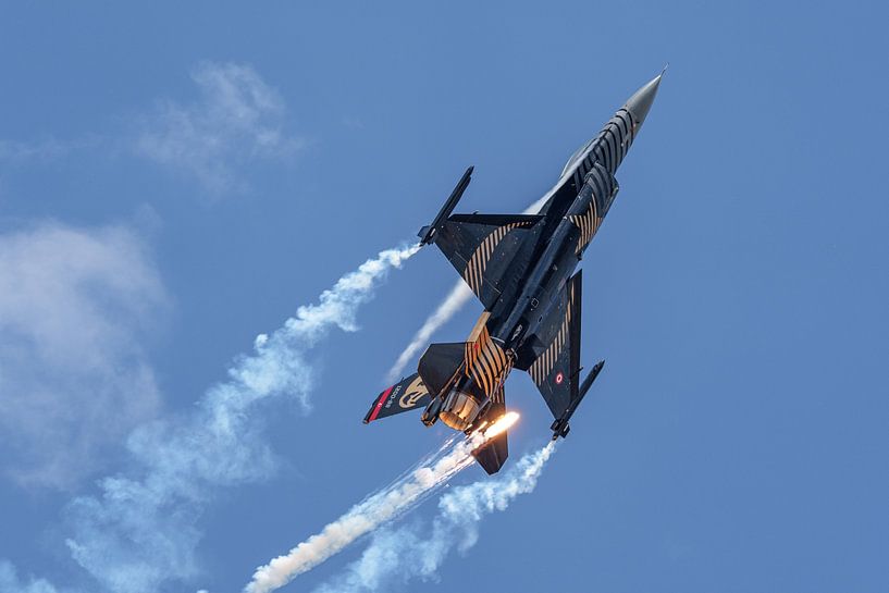Équipe de démonstration de F-16 de l'armée de l'air turque : SOLOTÜRK. par Jaap van den Berg