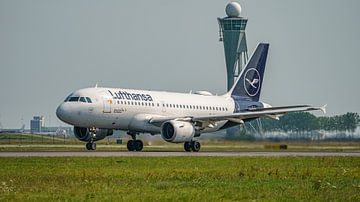 Opstijgende Lufthansa Airbus A319-100. van Jaap van den Berg