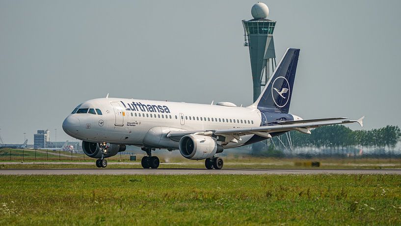 Opstijgende Lufthansa Airbus A319-100. van Jaap van den Berg