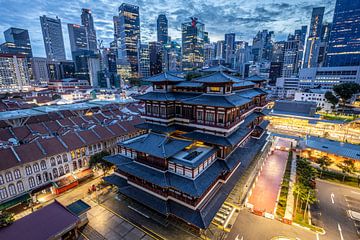 The beautifulr Buddha Tooth Relic Temple in Singapore at night. by Claudio Duarte