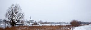 Het stadsfront van de stad Kampen in de sneeuw