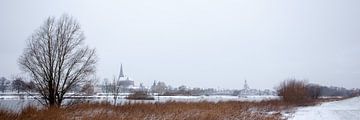 Het stadsfront van de stad Kampen in de sneeuw van Evert Jan Kip