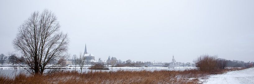 Het stadsfront van de stad Kampen in de sneeuw van Evert Jan Kip