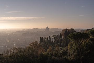 Rome en de Sint-Pietersbasiliek in een mistige zonsopgang