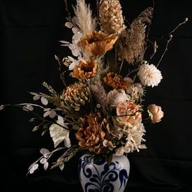 Vieux vase de Cologne avec bouquet de couleur naturelle sur simone swart