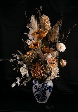 Kölner Vintage-Vase mit naturfarbenem Blumenstrauß von simone swart