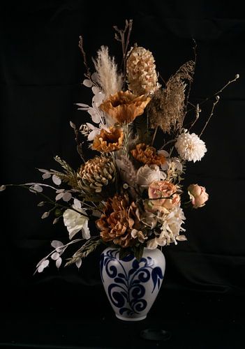 Vieux vase de Cologne avec bouquet de couleur naturelle sur simone swart