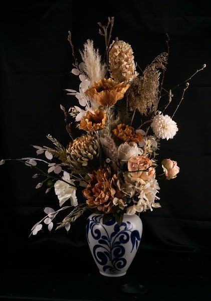 Vieux vase de Cologne avec bouquet de couleur naturelle par simone swart