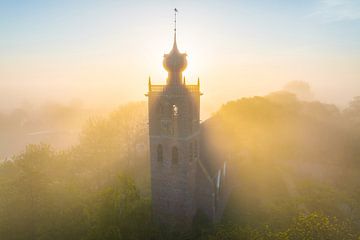 St. Sebastian Kirche Noordwolde im Nebel von Droninger