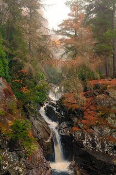 Bruar watervallen in Schotland op een mistige herfstdag