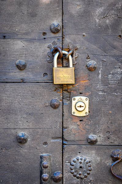 Porte en bois rustique avec cadenas par Wil Wijnen