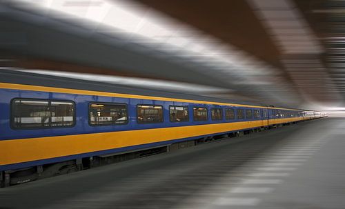Trein op volle snelheid door het Bijlmer station in Amsterdam