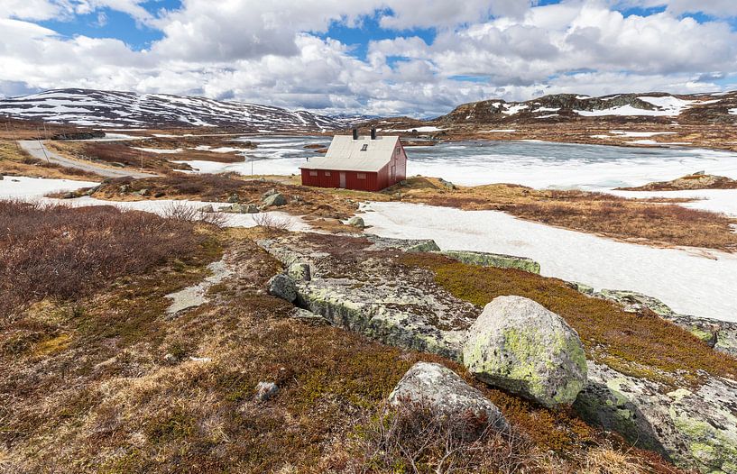 Rood huisje in Noorwegen van Marcel Kerdijk