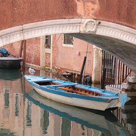 Blauwe boot in Venetië. van Jan Katuin
