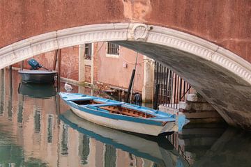 Blaues Boot in Venedig. von Jan Katuin