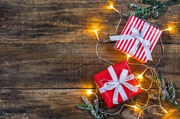 Cadeaux de Noël avec décoration lumineuse et branches de sapin sur Alex Winter